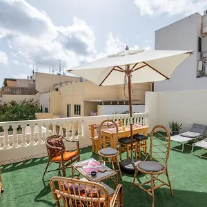 Homestay Close To Airport, Double Bedroom, Sofa-bed, Private Bathroom For Adults And Children Aged 10 And Over Only, Gudja